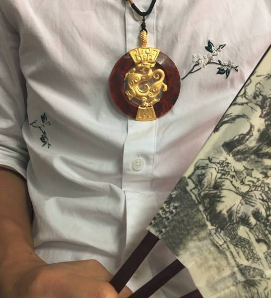 古玉界佩玉招财又辟邪,自古女人最爱戴玉的男人