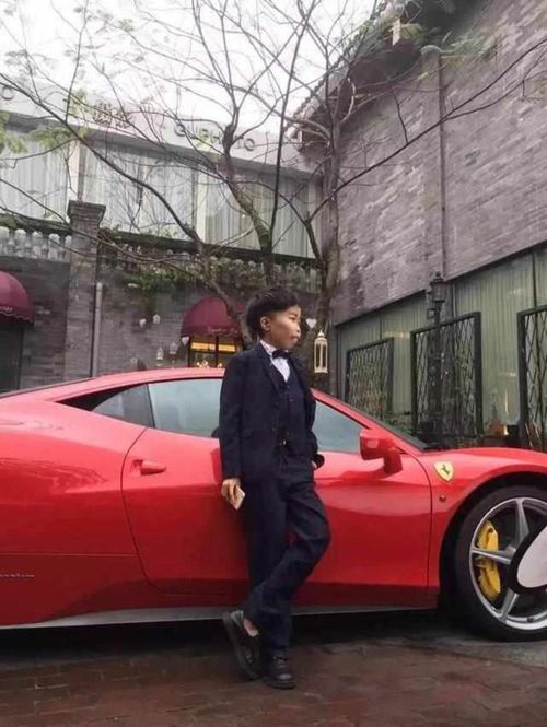 最丑富二代,豪车美女围着他转,然而座驾才值10万