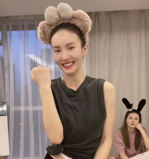 金晨在室内跳舞,肚皮白皙肚脐眼处无赘肉,网友这身材超a