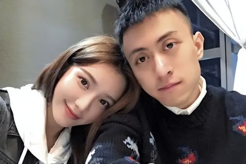 私生子事件过后,王思聪与00后新女友高调秀恩爱,躺腿摸脸好悠闲