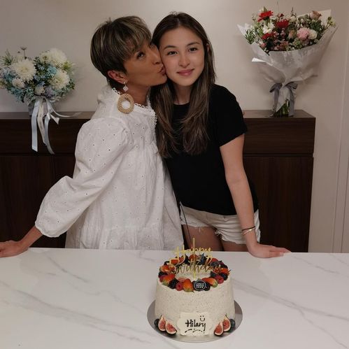 张智霖夫妇夹吻漂亮小外甥,没生二胎的袁咏仪把她当亲闺女宠爱