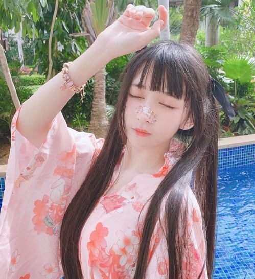 大方承认整容后,蔡萝莉越来越自信,拍照不再遮挡