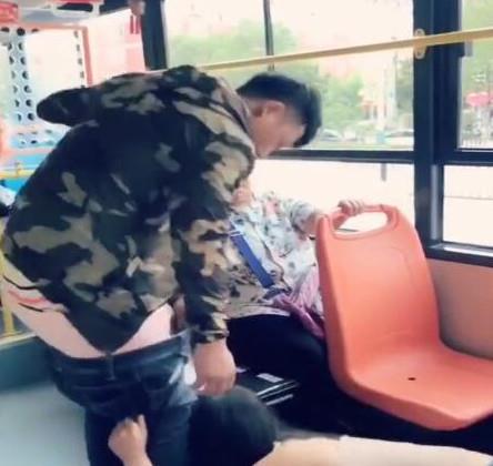 妹子在公交坐椅上睡着了,司机一脚急刹车,下一刻网友直呼辣眼睛