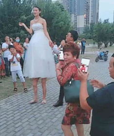 抖音巨人新娘火了,原以为是女版姚明,结果发现下面有人