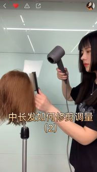 00后美女弃航从发左手美发刀右手快手托起时尚新美业