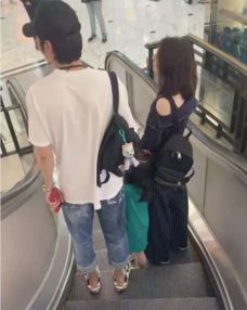 洪欣张丹峰携女儿一家三口合体逛街,小细节暴露洪欣已原谅张丹峰