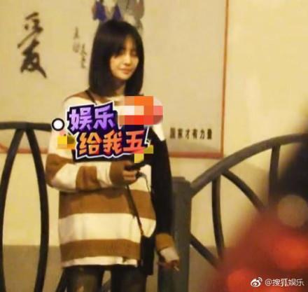 郑爽街头再吸烟,男友张恒亲切送礼却遭郑爽白眼