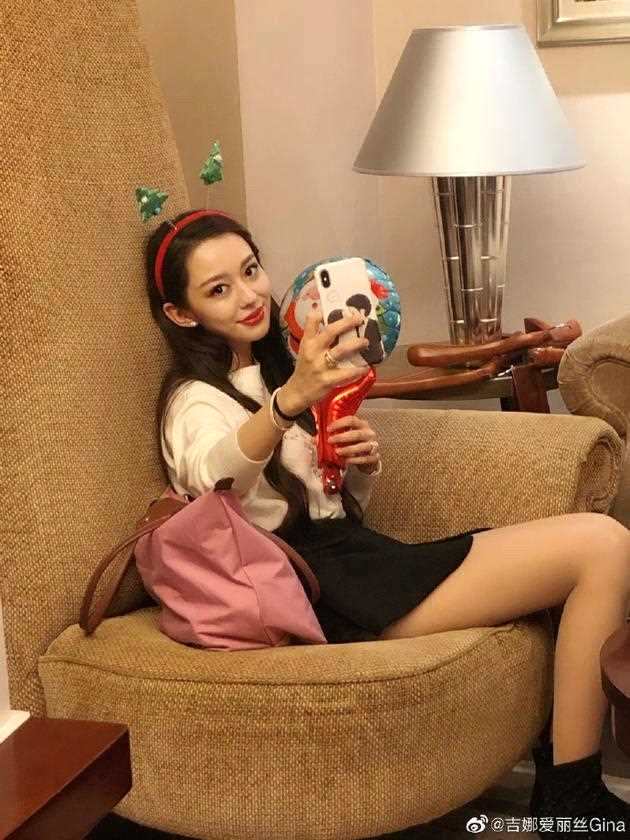 吉娜圣诞风自拍变偷拍q版情侣手机壳撒狗粮