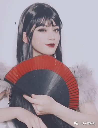 抖音新晋女装大佬,毛领照筷子照火翻天,人气反超abbily