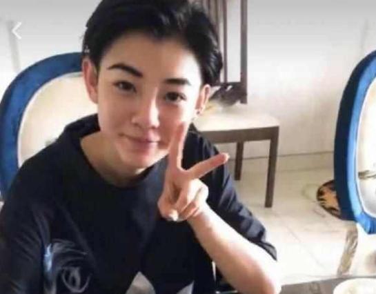 当年剃头发又纹身的酒吧dj,穿黑婚纱结婚红遍全国,她现状如何了