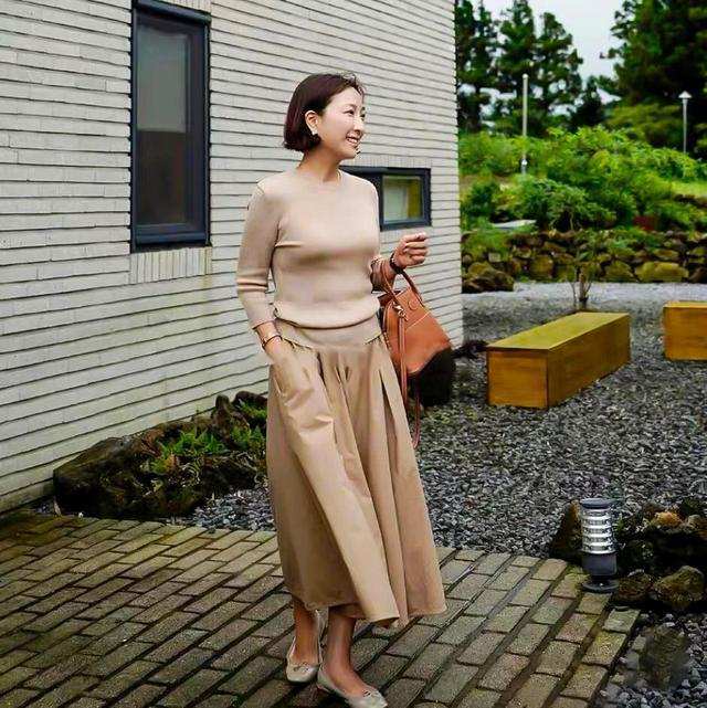 这位韩国大妈不简单,穿衣日常不复杂,50岁穿出30岁感觉