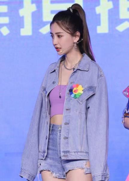 杨颖真是太有少女感了一身牛仔造型搭紫色短上衣亮相,甜美俏皮