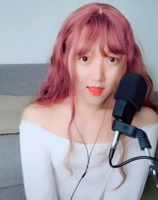 抖音最强女装大佬,卸掉所有美妆装备后,网友脸被二哈啃过吧