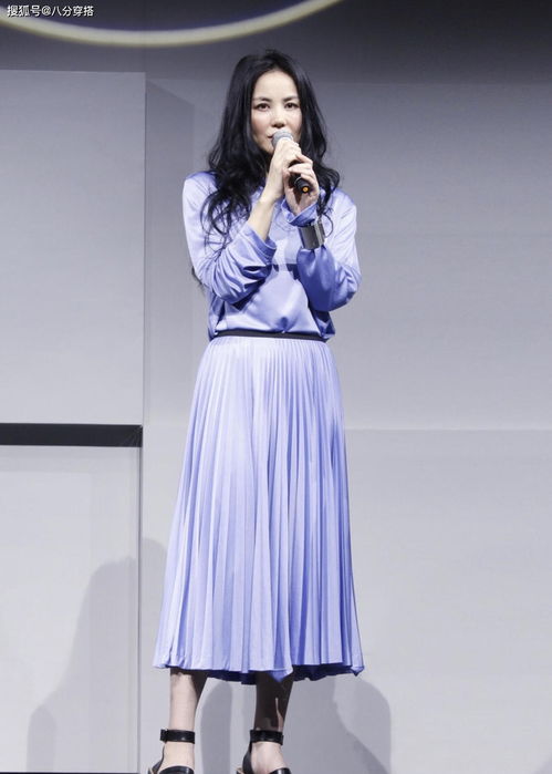王菲长卷发造型太有女人味穿淡紫色look套装温婉高贵,优雅精致