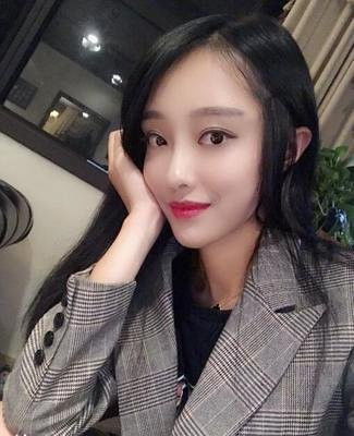 快手4位大姐大网红第三徒弟多达百人,第一靠直播年赚过亿